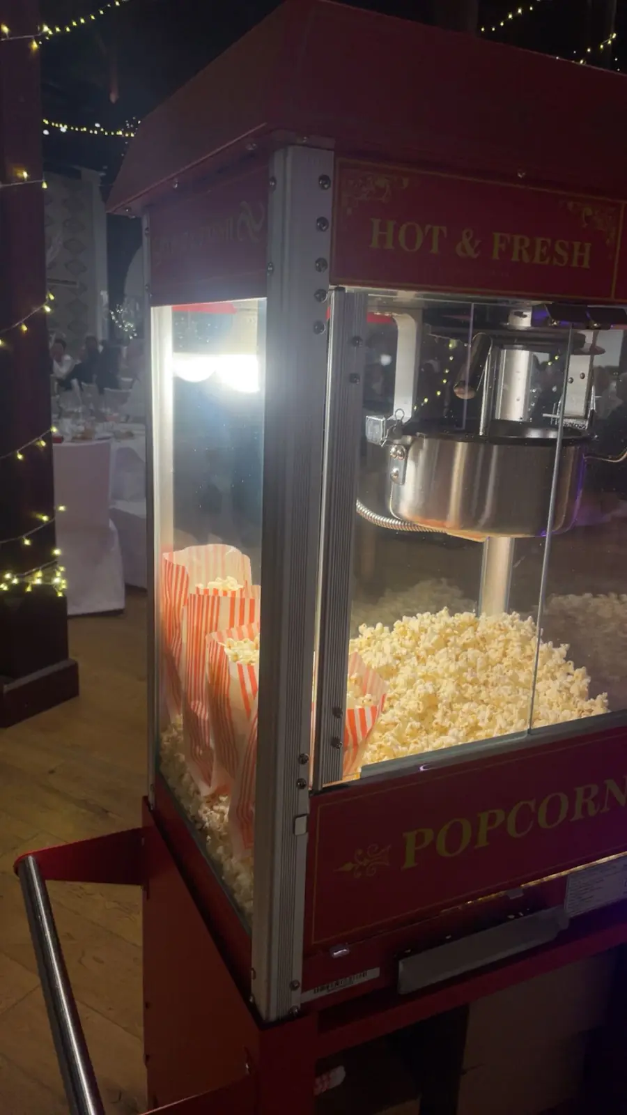 Frisches Popcorn in einer professionellen Popcornmaschine