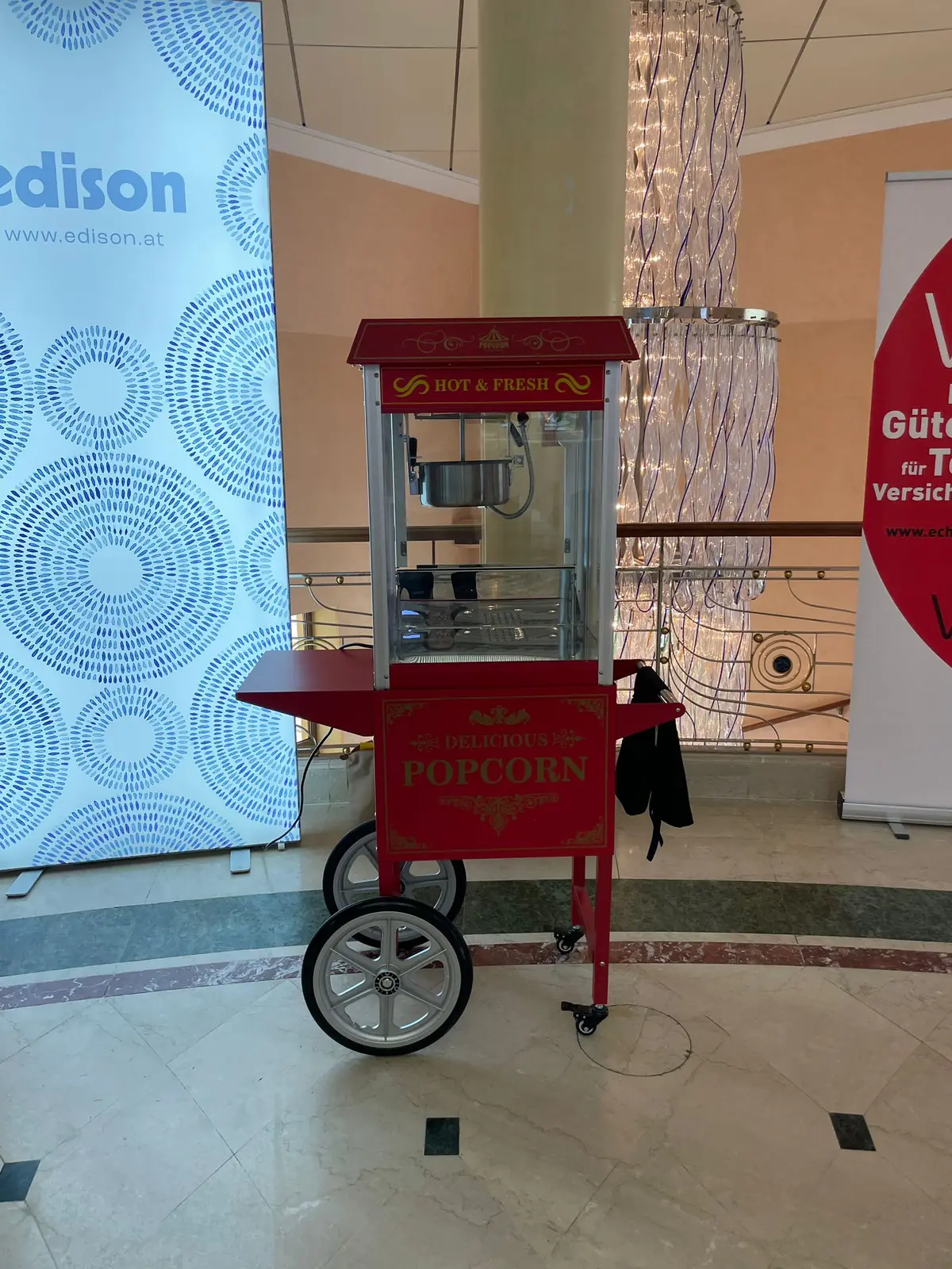 Betreuter Popcornwagen mit Personal bei einem Firmenevent