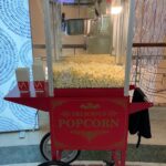 Popcornmaschine mit frisch zubereitetem Popcorn für Events